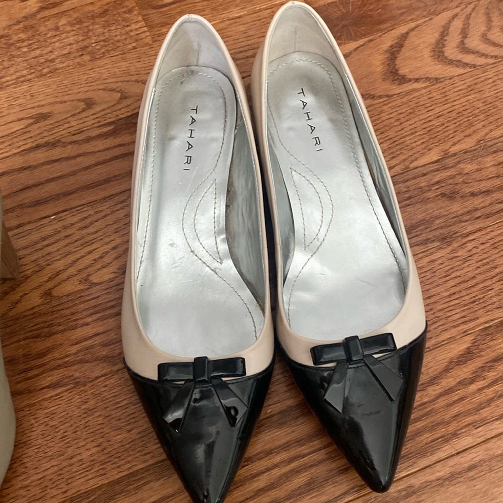 Tahari pontes toe, two-tone beige and black low-heel pump